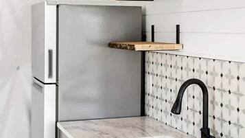 Kühlschrank, Wasserkocher mit Kaffee-/Teezubehör