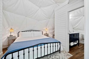 Room - Lakefront Dome with Private Deck and Amazing Hiking Trails in Tennessee (Smithville)