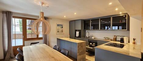 Kjøleskap, ovn, oppvaskmaskin og kaffetrakter/tekoker