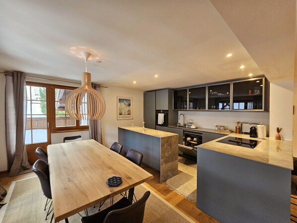 Fridge, oven, dishwasher, coffee/tea maker