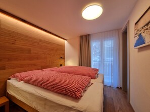 2 室のベッドルーム、WiFi (無料)、ベッドシーツ