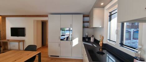 Fridge, oven, dishwasher, coffee/tea maker