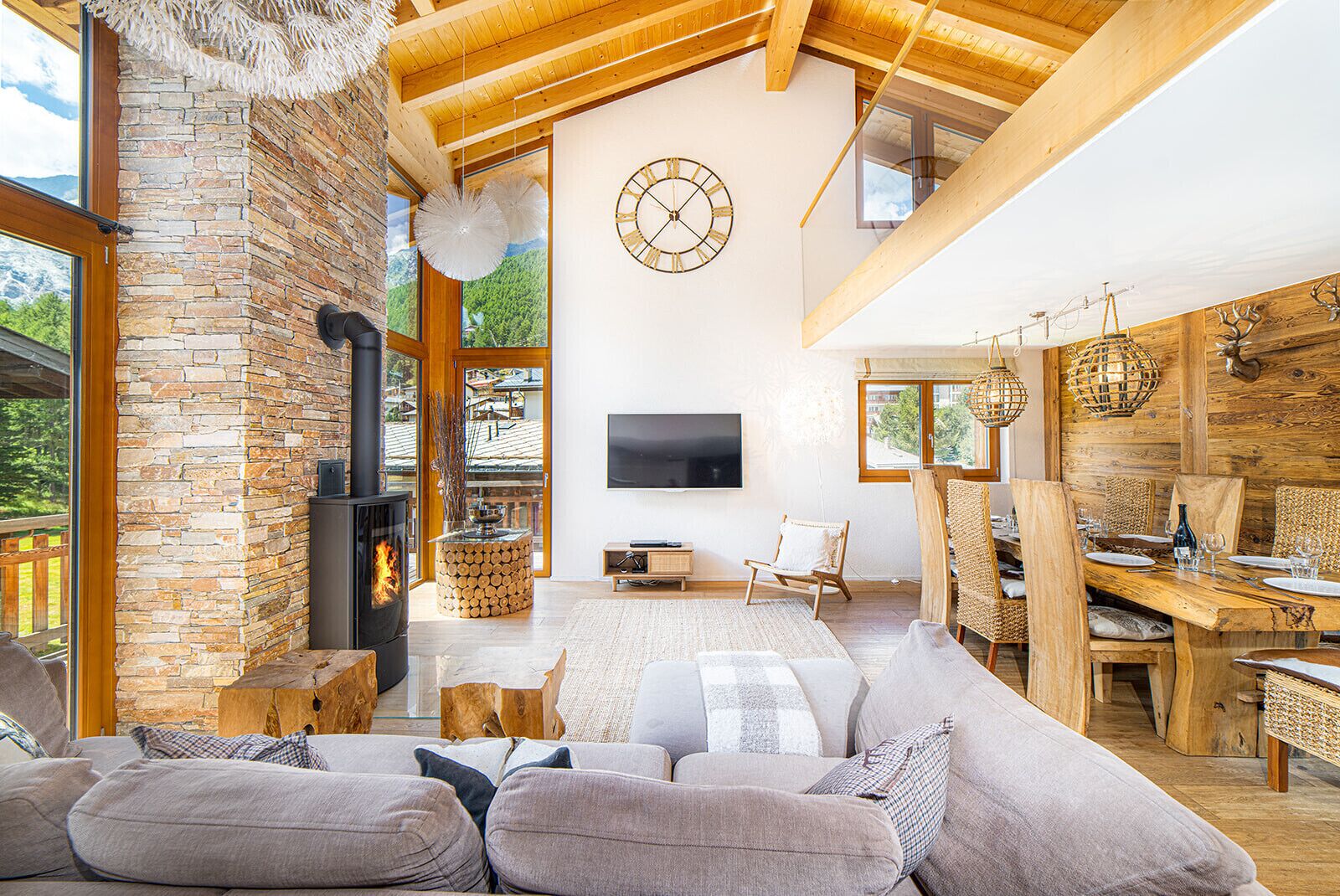 Fernseher, Kamin, DVD-Player