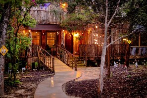 Exterior - Magical Treehouse with Slide by Brazos River for Family Glamping Adventures in Texas (Weatherford)