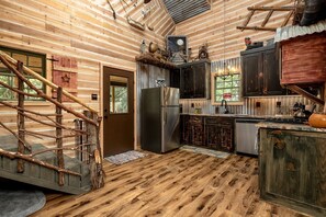 Coffee/tea maker, fridge, microwave, oven - Magical Treehouse with Slide by Brazos River for Family Glamping Adventures in Texas (Weatherford)