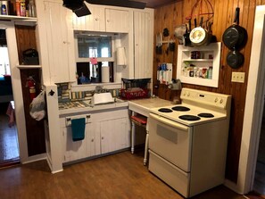 ثلاجة، ميكروويف، موقد طهي مسطح، ماكينة لصنع القهوة/الشاي