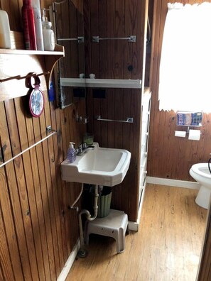Serviettes fournies, savon, shampoing, papier toilette