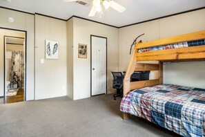 3 bedrooms, desk, iron/ironing board, WiFi