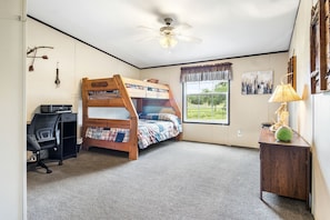 3 bedrooms, desk, iron/ironing board, WiFi