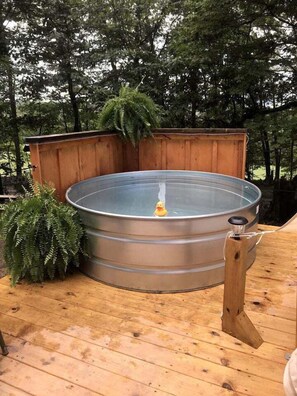 Outdoor spa tub
