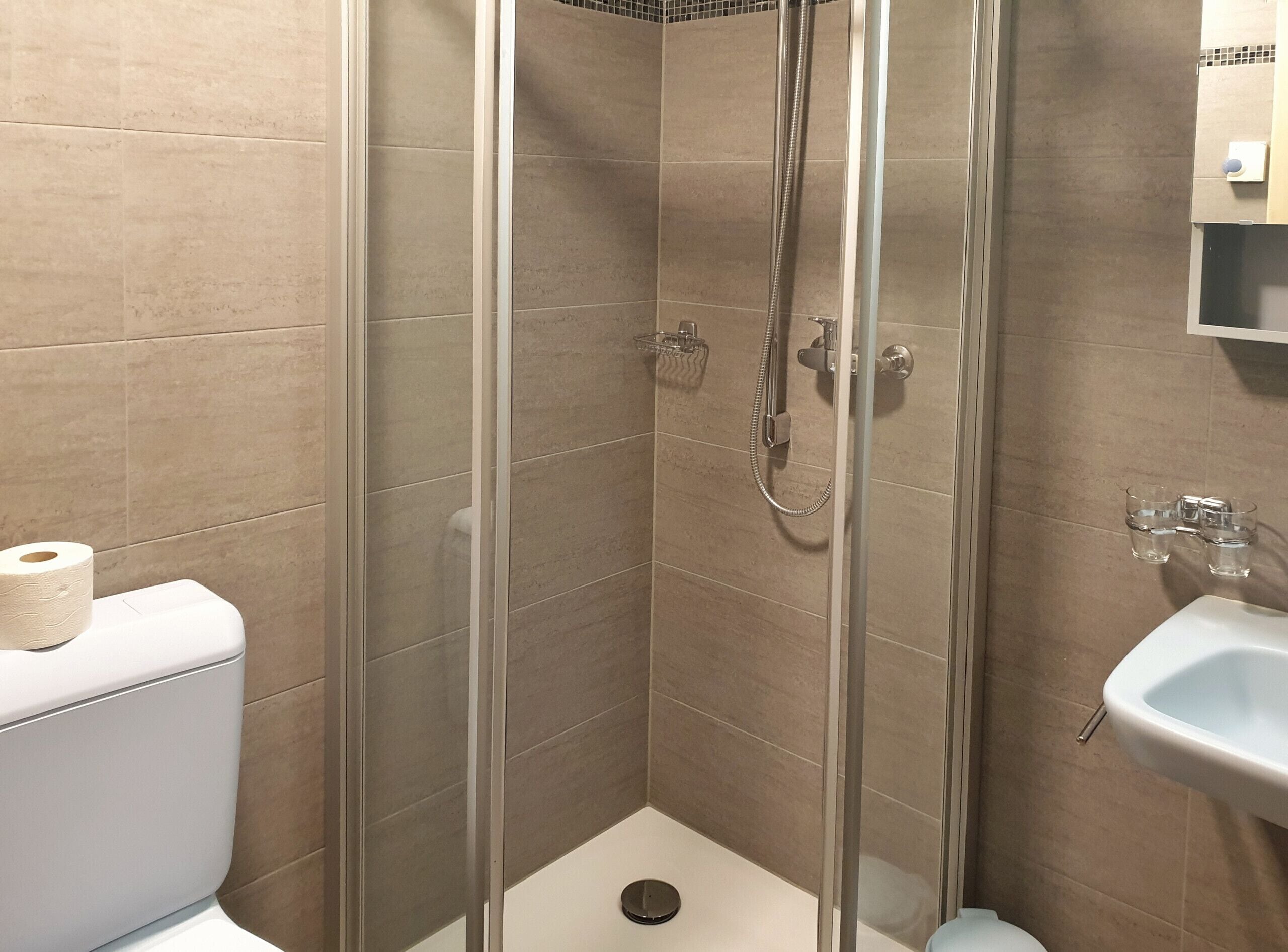 Dusche, Haartrockner, Handtücher