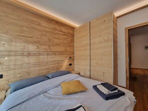 4 bedrooms, free WiFi, bed sheets