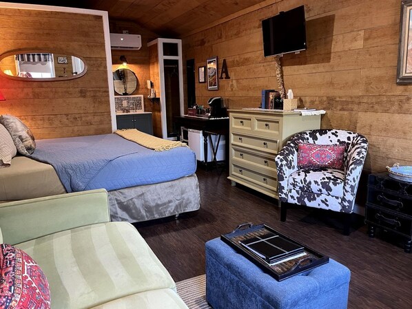 1 bedroom, iron/ironing board, WiFi, bed sheets - Gorgeous Texas Hill Country Rental near Austin for a Relaxing Getaway in Texas (Dripping Springs)