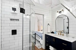 Sèche-cheveux, serviettes fournies, savon, shampoing