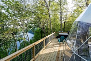 A deck with a view of a lake, surrounded by trees. - Fully-Equipped Lake Dome with Beautiful Interior and Exterior in Tennessee (Smithville)