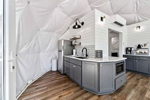 雪櫃、咖啡機/沖茶器、廚房用具/餐具/器皿