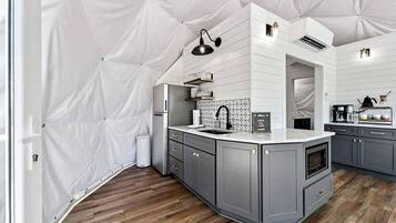 Réfrigérateur, cafetiÚre/bouilloire