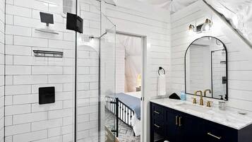 SĂšche-cheveux, serviettes fournies, savon, shampoing