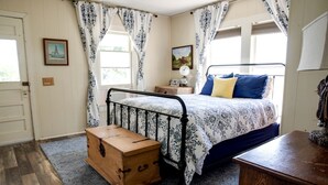 2 bedrooms, iron/ironing board, travel crib, WiFi - Spacious Cottage Rental for Group Getaway on Ranch near Dallas, Texas (Weatherford)