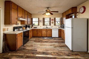 Private kitchen - Spacious Cottage Rental for Group Getaway on Ranch near Dallas, Texas (Weatherford)