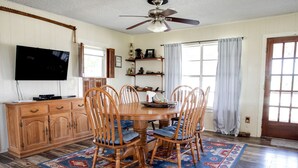 Dining - Spacious Cottage Rental for Group Getaway on Ranch near Dallas, Texas (Weatherford)