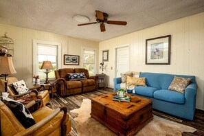 TV, DVD player - Spacious Cottage Rental for Group Getaway on Ranch near Dallas, Texas (Weatherford)