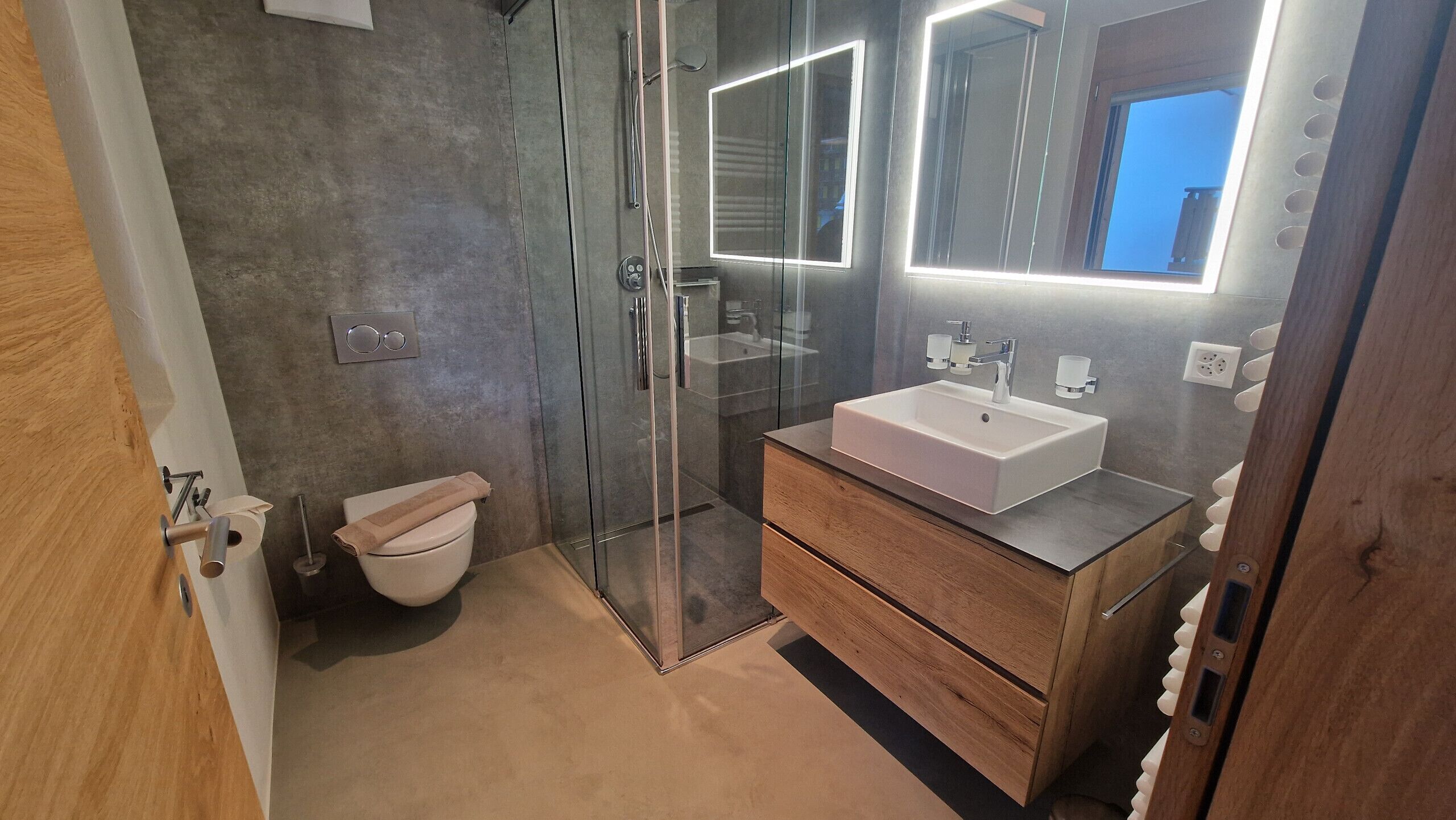 Dusche, Haartrockner, Handtücher