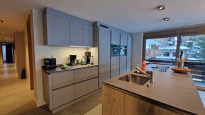 Fridge, oven, dishwasher, coffee/tea maker