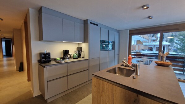 Kühlschrank, Ofen, Geschirrspüler, Wasserkocher mit Kaffee-/Teezubehör