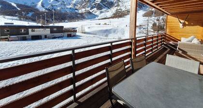 Haus Derby, ski-in, ski-out directly at the sports field