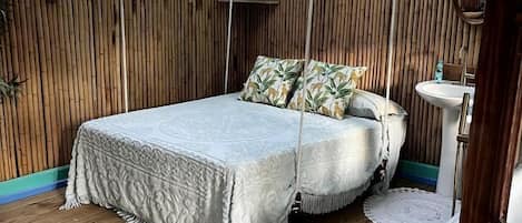 1 bedroom, bed sheets