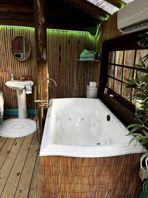 Hair dryer, towels, soap, shampoo - Unique Bamboo Tree House for an Unforgettable Couples Getaway by Lake Conroe, Texas (Willis)