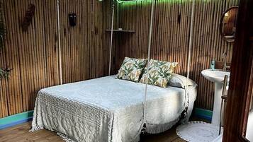 1 bedroom, bed sheets