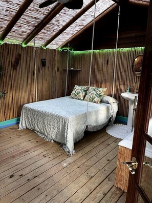 1 bedroom, bed sheets