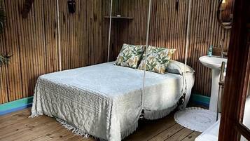 1 bedroom, bed sheets