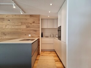 Fridge, oven, dishwasher, coffee/tea maker
