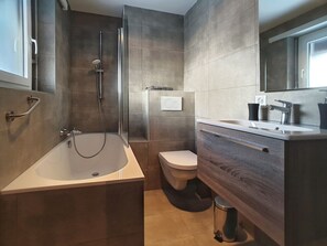 Regadera, secadora de cabello, toallas 