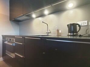 Refrigerador, horno, lavavajillas y cafetera y tetera 