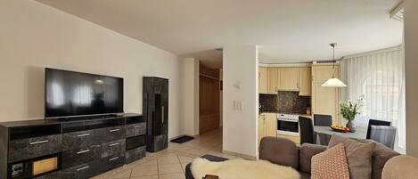 TV, fireplace