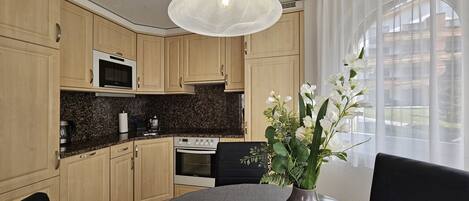 Fridge, oven, dishwasher, coffee/tea maker