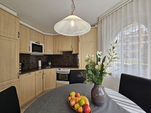 Fridge, oven, dishwasher, coffee/tea maker