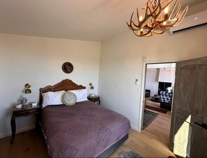 4 bedrooms, WiFi, bed sheets - Peaceful Cottage Retreat with Incredible Views in the Hills near Leakey, Texas (Leakey)