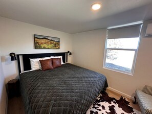 4 bedrooms, WiFi, bed sheets - Peaceful Cottage Retreat with Incredible Views in the Hills near Leakey, Texas (Leakey)