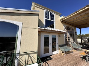 Terrace/patio - Peaceful Cottage Retreat with Incredible Views in the Hills near Leakey, Texas (Leakey)