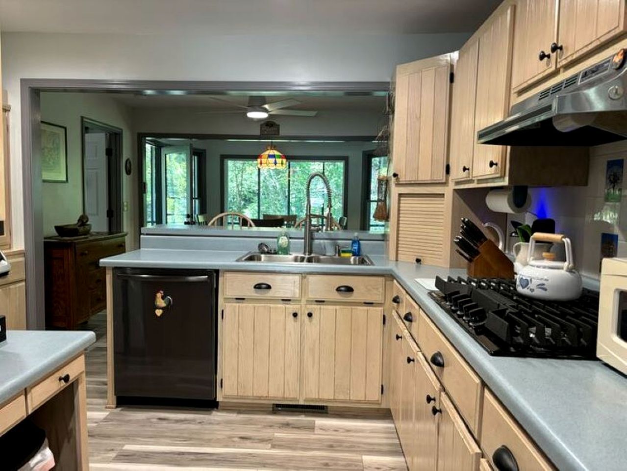 Réfrigérateur, micro-ondes, plaque de cuisson, lave-vaisselle