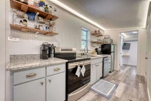 Frigorífico, microondas, placa de cocina y lavavajillas