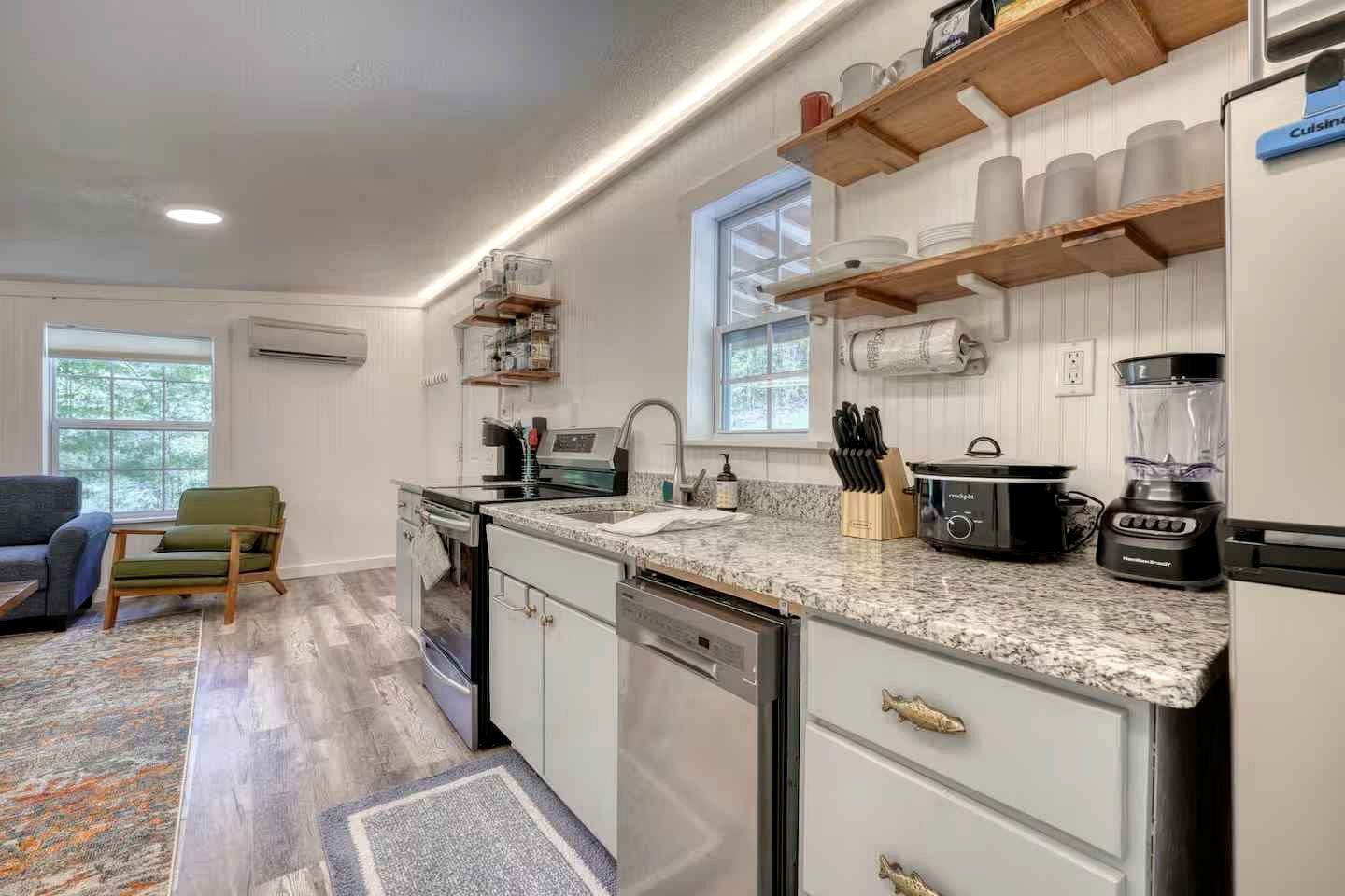 Køleskab, mikrobølgeovn, kogeplade, opvaskemaskine