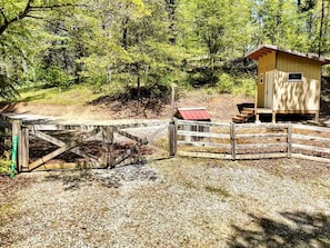A wooden structure with a red roof, a small shed, and a gated entrance. - Cozy Cabin with Direct Access to the Toccoa River, a Perfect Escape for Fishing Lovers in Suches, Georgia (Suches)