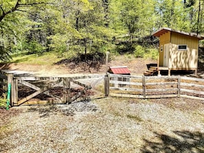 A wooden structure with a red roof, a small shed, and a gated entrance. - Cozy Cabin with Direct Access to the Toccoa River, a Perfect Escape for Fishing Lovers in Suches, Georgia (Suches)