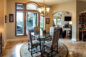 Dining - Elegant Texas Hill Country Cottage in Pipe Creek for Family Vacations in Texas (Pipe Creek)